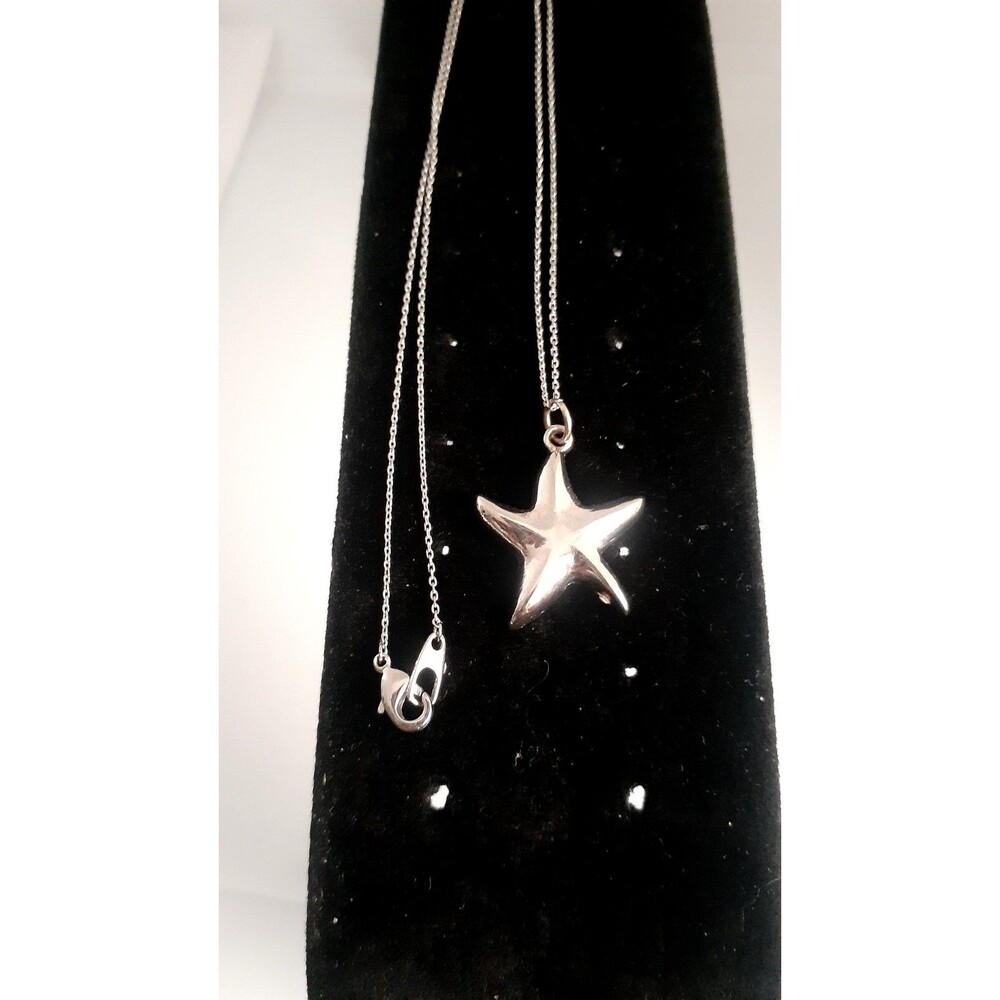 Starfish Shiny Silvertone Pendant necklace. 22 in.
